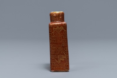 A Chinese grisaille snuff bottle, Qianlong mark, 19/20th C.