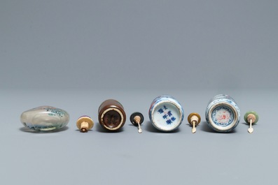 Four various Chinese porcelain and glass snuff bottles, 19/20th C.