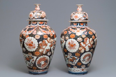 Een paar grote Japanese Imari dekselvazen, Edo, 17/18e eeuw