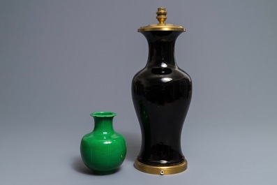 Twee Chinese monochrome groene en zwarte vazen, 18/19e eeuw