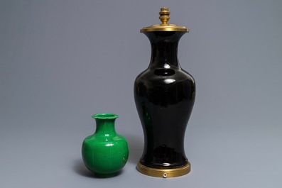 Deux vases en porcelaine de Chine monochrome vert et noir, 18/19&egrave;me