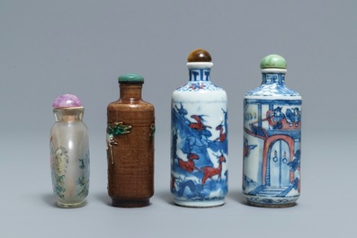 Vier diverse Chinese snuifflessen in porselein en glas, 19/20e eeuw
