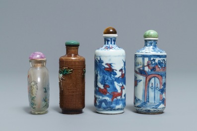 Four various Chinese porcelain and glass snuff bottles, 19/20th C.