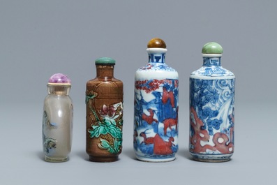 Four various Chinese porcelain and glass snuff bottles, 19/20th C.