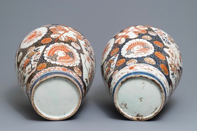 A pair of large Japanese Imari vases and covers, Edo, 17/18th C.