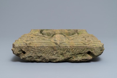 Een zandstenen reli&euml;f met Boeddha in een tempel, India, 12/13e eeuw