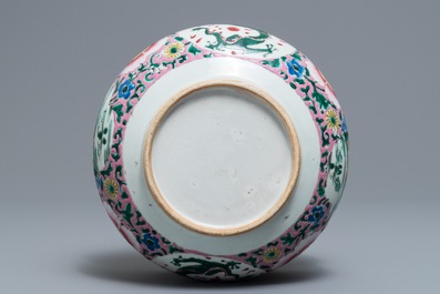 Un br&ucirc;le-parfum en porcelaine de Chine famille rose &agrave; d&eacute;cor de dragons, Yongzheng