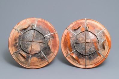 Twee aardewerken schotels met slibdecor, Noord-Nederland, 1e helft 17e eeuw