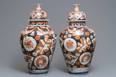 A pair of large Japanese Imari vases and covers, Edo, 17/18th C.