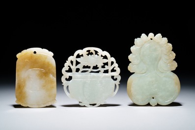 Trois pendentifs et une &eacute;pingle en jade c&eacute;ladon, Qing