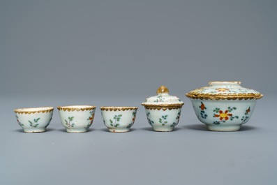 Een collectie miniatuur polychroom Delfts theegoed, 18e eeuw