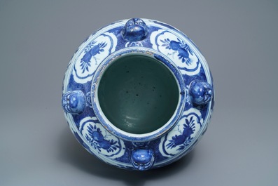 Un grand pot en porcelaine de Chine bleu et blanc &agrave; d&eacute;cor d'oiseaux dans un paysage, Wanli