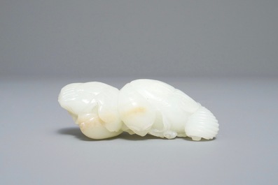 A Chinese jade group of two ducks, 19/20th C.