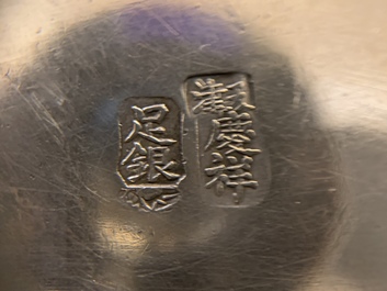 Een Chinese zilveren kom met reli&euml;fdecor, gemerkt Qing Xiang, 19/20e eeuw