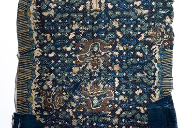 Een ongesneden Chinese zijden jas met vijfklauwige draken en een blauwe fondkleur, 19e eeuw