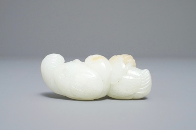 A Chinese jade group of two ducks, 19/20th C.