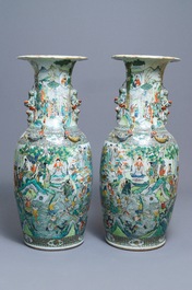 Une paire de tr&egrave;s grands vases en porcelaine de Chine famille verte, 19&egrave;me