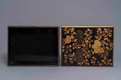 Een Japanse lakwerk 'suzuribako' schrijfkist met druivenranken, Edo of Meiji, 18/19e eeuw