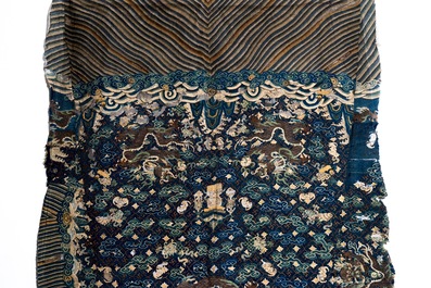 Een ongesneden Chinese zijden jas met vijfklauwige draken en een blauwe fondkleur, 19e eeuw