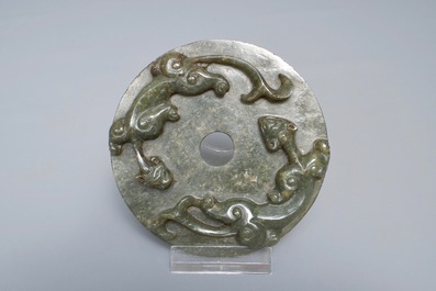 Un disque bi en jade vert fonc&eacute; &agrave; d&eacute;cor de chilong, Chine, 19/20&egrave;me