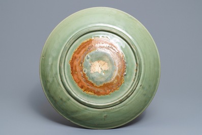 Een grote Chinese Longquan celadon schotel met onderglazuur decor, Ming