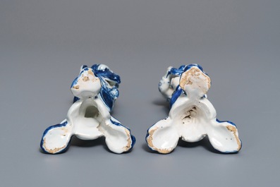 Une paire de figures de joueurs de vielle en fa&iuml;ence de Delft en bleu et blanc, 18&egrave;me