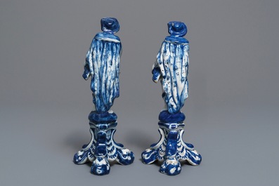 A pair of Dutch Delft blue and white models hurdy-gurdy players, 18th C.