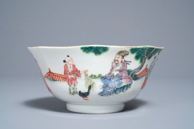 Een Chinese octagonale famille rose kom met figuren in een landschap, Daoguang merk en periode