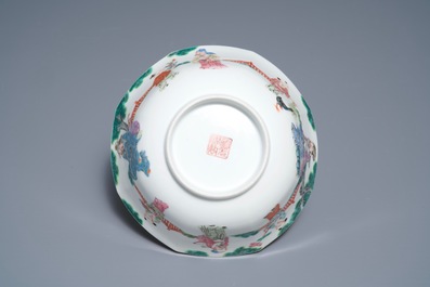 Een Chinese octagonale famille rose kom met figuren in een landschap, Daoguang merk en periode