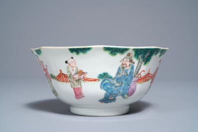 Un bol en porcelaine de Chine famille rose &agrave; d&eacute;cor de figures dans un paysage, marque et &eacute;poque de Daoguang