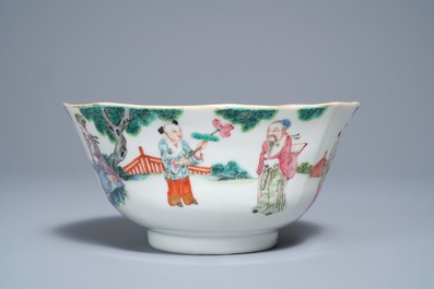 Een Chinese octagonale famille rose kom met figuren in een landschap, Daoguang merk en periode