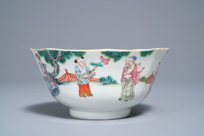 Un bol en porcelaine de Chine famille rose &agrave; d&eacute;cor de figures dans un paysage, marque et &eacute;poque de Daoguang