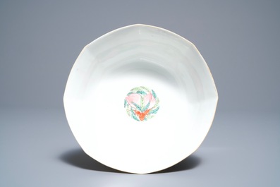 Un bol en porcelaine de Chine famille rose &agrave; d&eacute;cor de figures dans un paysage, marque et &eacute;poque de Daoguang