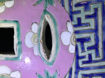 Un tabouret en porcelaine de Chine famille rose &agrave; d&eacute;cor de dragons et ph&eacute;nix, 19&egrave;me