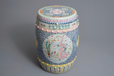 Un tabouret en porcelaine de Chine famille rose &agrave; d&eacute;cor de dragons et ph&eacute;nix, 19&egrave;me