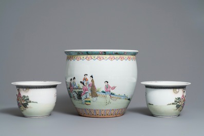 Une paire de vases et trois jardini&egrave;res en porcelaine de Chine, R&eacute;publique, 20&egrave;me