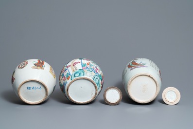 Vijf Chinese famille rose dekselvazen en  -potten, 19e eeuw
