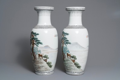 Une paire de vases et trois jardini&egrave;res en porcelaine de Chine, R&eacute;publique, 20&egrave;me