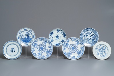 Sept assiettes et plats en porcelaine de Chine bleu et blanc, Kangxi/Qianlong