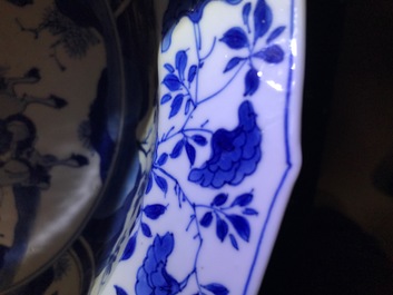 Een Chinese blauwwitte schotel met ruiters, Kangxi merk en periode