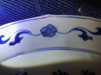 Un plat en porcelaine de Chine bleu et blanc, marque et &eacute;poque de Kangxi