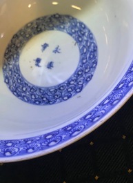 Un grand bol en porcelaine de Chine bleu et blanc &agrave; d&eacute;cor d'un po&ecirc;me, &eacute;poque Transition