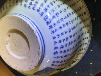 Un grand bol en porcelaine de Chine bleu et blanc &agrave; d&eacute;cor d'un po&ecirc;me, &eacute;poque Transition