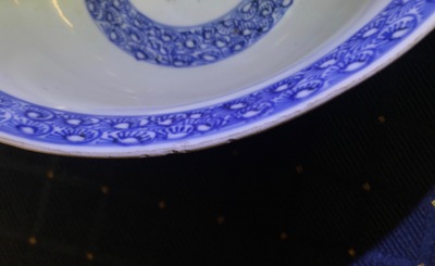 Un grand bol en porcelaine de Chine bleu et blanc &agrave; d&eacute;cor d'un po&ecirc;me, &eacute;poque Transition