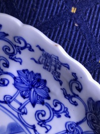 Een Chinees blauwwit gelobd bord met figuren op een terras, Kangxi merk en periode
