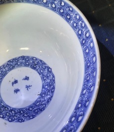 Un grand bol en porcelaine de Chine bleu et blanc &agrave; d&eacute;cor d'un po&ecirc;me, &eacute;poque Transition