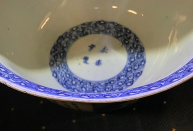 Un grand bol en porcelaine de Chine bleu et blanc &agrave; d&eacute;cor d'un po&ecirc;me, &eacute;poque Transition
