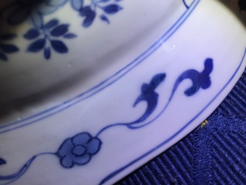 Un plat en porcelaine de Chine bleu et blanc, marque et &eacute;poque de Kangxi