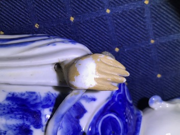 Une paire de figures en porcelaine de Chine bleu et blanc pour le Vietnam, 19&egrave;me