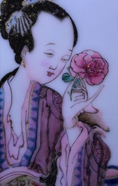 Een fijn Chinees famille rose 'ruby back' eierschaal bord, Yongzheng